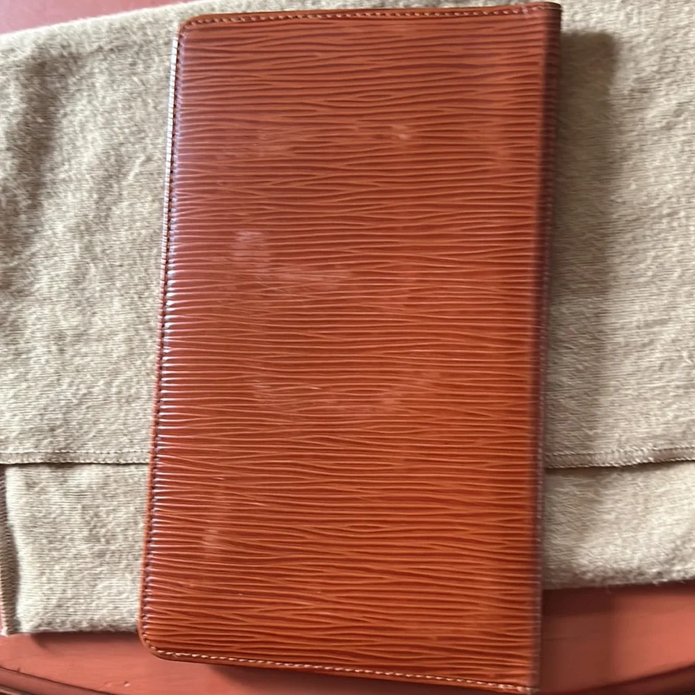 Louis Vuitton Epi checkbook wallet good condition in a burnt orange color - Picture 2 of 4